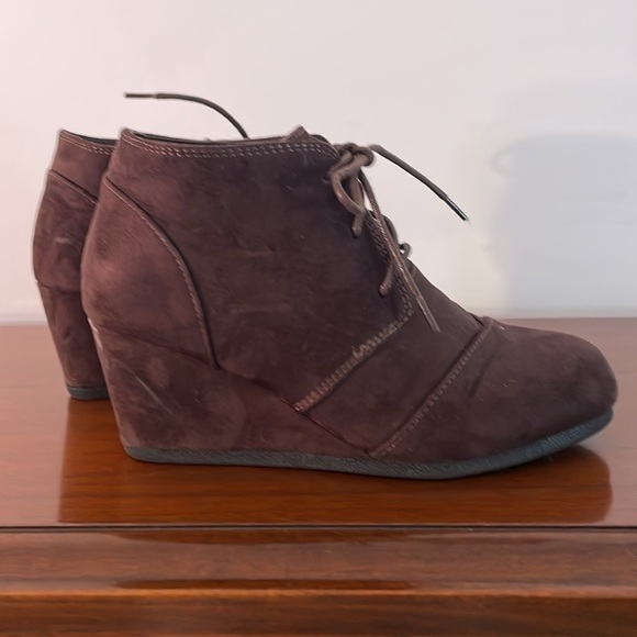 ILLUDE Brown Suede Lace-Up Ankle Boots - Picture 5 of 7